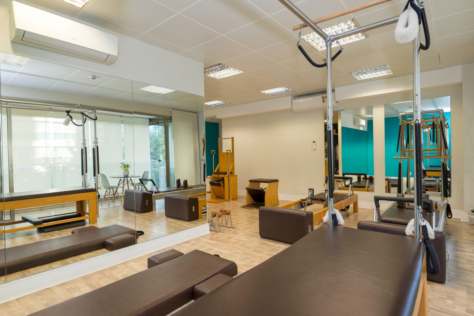 Vista ampla do Studio Tip no Itaim Bibi, com reformers e Cadillac