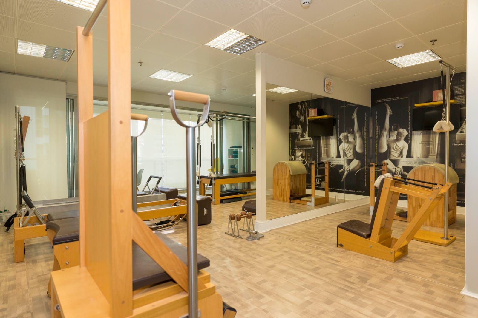 Ambiente interno do Studio Tip com parede teal