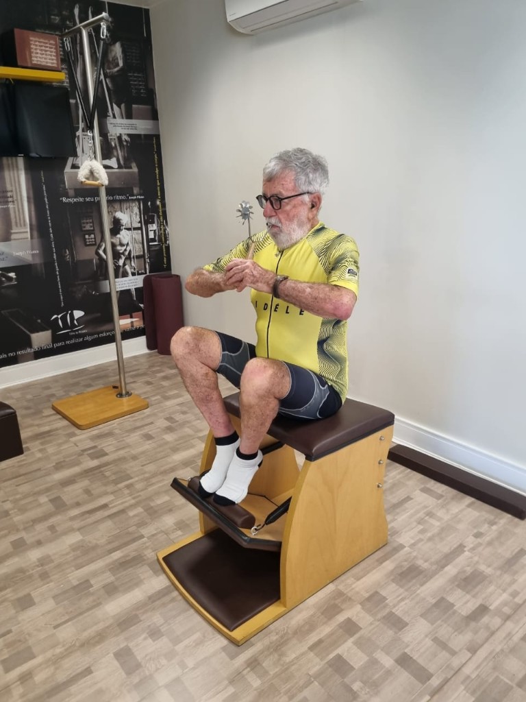 Aluno da terceira idade em exercício no Wunda Chair do Studio Tip